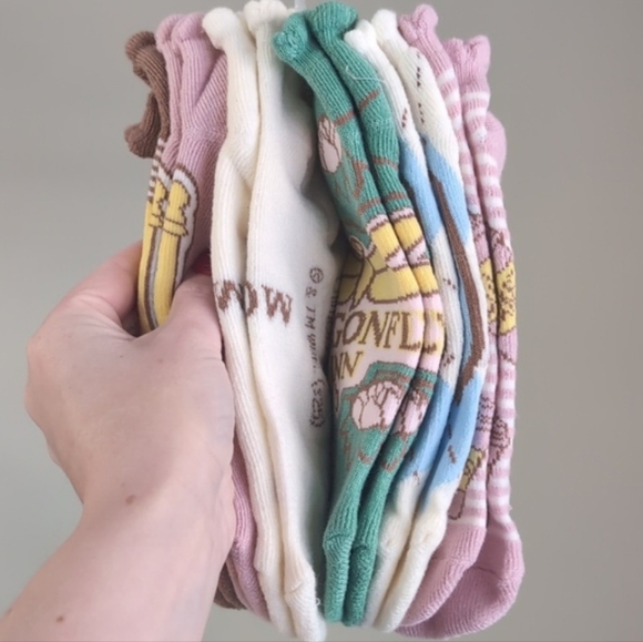 Gilmore Girls Gift Bundle - Cozy Blanket, XL Mug, 6 Pack Scalloped Socks 🧦 - Picture 10 of 13